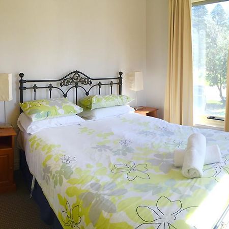 Villa Dockside Waterfront Indulgence à Port Fairy Extérieur photo